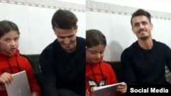 Voria Ghafouri, former captain of Esteghlal Tehran, visits the daughter of Fereshteh Ahmadi, a woman who was killed in the protests in Kurdestan Province.