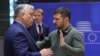 Премьер-министр Венгрии Виктор Орбан (слева) и президент Украины Владимир Зеленский в кулуарах саммита ЕС. Брюссель, 27 июня 2024 года