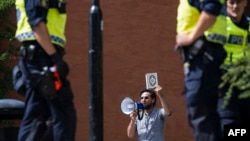 Salwan Momika ispred džamije u Stokholmu 28. juna 2023., tokom praznika Kurban-bajrama. Momika, 37, koji je pobjegao iz Iraka u Švedsku, dobio je dozvolu od švedske policije da protestuje ispred džamije
