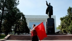 Памятник Ленина на Старой площади в Бишкеке. 