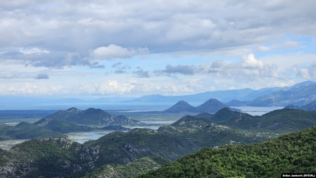 Crna Gora ima čisto i nezagađeno zemljište, pa u organskoj proizvodnji može da konkuriše na svjetskom tržištu, kažu sagovornici RSE (Foto: Pogled na Skadarsko jezero u Crnoj Gori, juli 2024.)