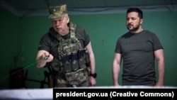 Украина президенті Владимир Зеленский (оң жақта) мен Украина қарулы күштерінің бас қолбасшысы Александр Сырский. 26 маусым, 2023 жыл.