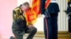 Андрэй Гарбаценка разьвітваецца са сьцягам сувораўскага вучылішча, жнівень 2023 