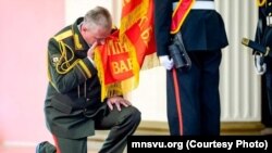 Андрэй Гарбаценка разьвітваецца са сьцягам сувораўскага вучылішча, жнівень 2023 