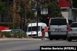 Dečak koji moli za novac u zamenu za čišćenje prozora automobila na ulicama Prištine, Kosovo.