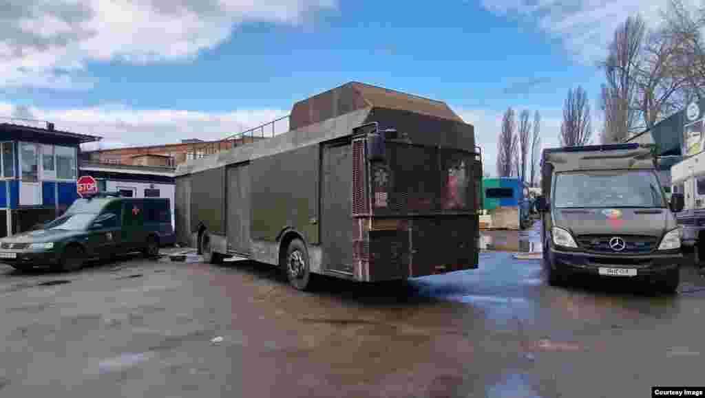 In Ukraine, photos of this armored bus in a Kyiv car park were first posted in March 2023. The project to convert a civilian bus into a mobile hospital was reportedly crowdfunded by Romanian supporters of Ukraine’s war effort. 