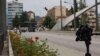 Një kamerë qëndron në fillim të urës që ndan Mitrovicën Veriore dhe atë Jugore.