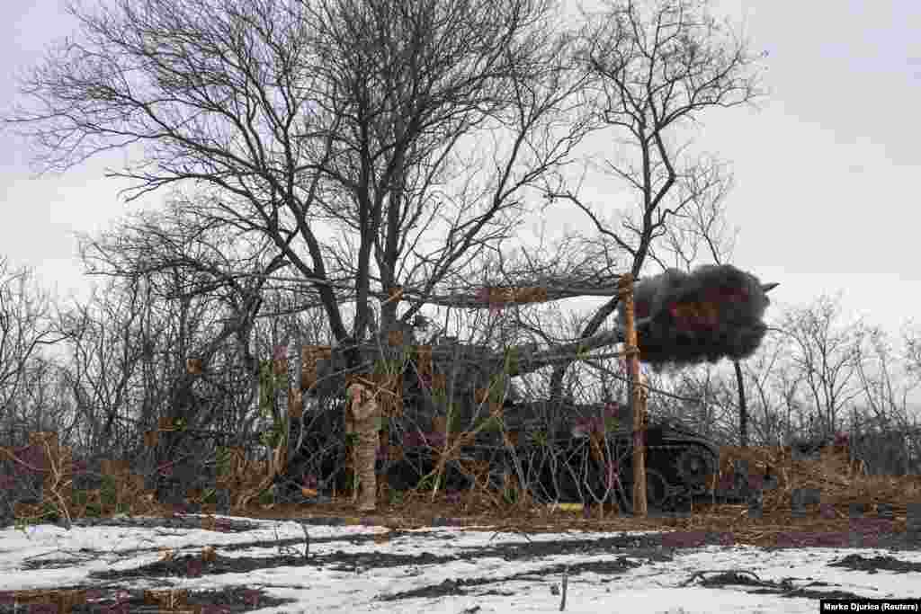 Other crews, such as this Ukrainian team firing an Akatsiya self-propelled howitzer on February 25, built entire cages around the gun. The administrator behind the weapons-tracking website Calibre Obscura told RFE/RL that such cages have been in use since late 2022 and are “mainly intended to disrupt Russian Lancet munitions.” 