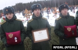Медали, которые вручают семьям погибших на войне российских заключённых: медаль «За отвагу» и медаль от ЧВК «Вагнер» (слева направо)