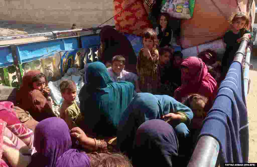 چندین زن و کودک افغان سوار بر یک کامیون در راه بازگشت؛ پاکستان به عنوان یک همسایه بزرگتر و از نظر اقتصادی با ثبات‌تر، فرصت‌هایی شغلی و اقتصادی را برای افغان‌هایی که از دهه‌ها جنگ و فقر فرار کرده‌اند، ارائه کرده است.