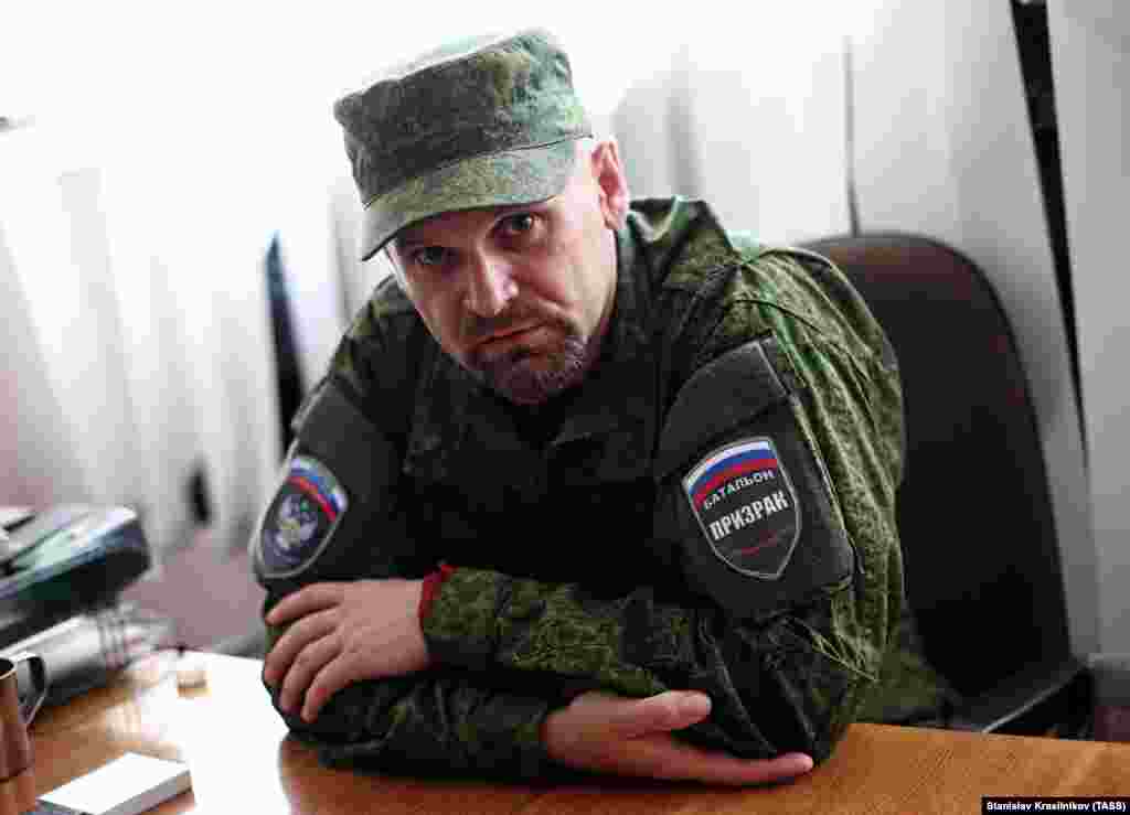 Алексей Мозговой, 1975-2015. Уроженец Луганской области Украины. Служил в украинской армии, но перешел в стран сепаратистов и встал во главе бригады «Призрак» так называемой милиции «ЛНР». Он резко критиковал некоторых представителей поддерживаемого Россией сепаратистского руководства. Удивление в свое время вызвало его обещание «арестовывать» женщин, которые ходят в рестораны и кафе. В 2014 году Мозговой возглавил «народный суд», который приговорил обвиняемого в изнасиловании к смертной казни на глазах у его кричащей матери. В марте 2015 года Мозговой пережил нападение на автомобиль на дороге под Луганском. Два месяца спустя его колонна снова попала в засаду. Мозговой и еще шесть человек погибли