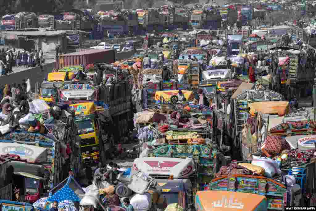 Owgan bosgunlary Pakistandan ýük ulagly Owganystan-Pakistan Torkham serhedine gelýär. Nangarhar welaýaty, 2023-nji ýylyň 30-njy oktýabry.&nbsp;Yslamabat&nbsp;1,7 million owgan raýatynyň bikanun ýaşaýandygyny aýdyp, olaryň 1-nji noýabra çenli ýurtdan çykmagyny buýurdy, bolmasa olaryň deportasiýa ediljekdigini duýdurdy.(AFP/Wakil KOHSAR) ​ &nbsp;