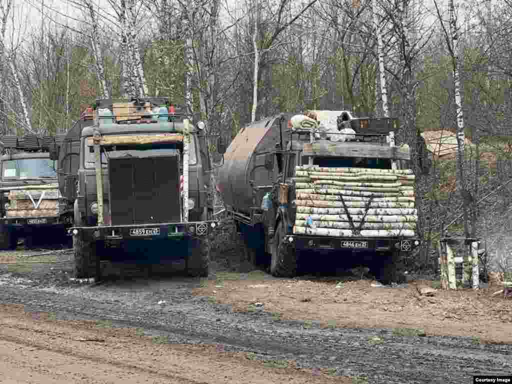 Other makeshift armor spotted in Ukraine appears to have been made independently of any central command decision. These Russian trucks carrying sections of a pontoon bridge were fitted with lengths of birch trees and scrap metal as frontal “armor.” The photo first appeared in March 2022. 