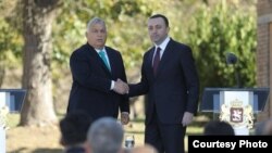 მარცხნიდან: უნგრეთის პრემიერ-მინისტრი ვიქტორ ორბანი და საქართველოს პრემიერ-მინისტრი ირაკლი ღარიბაშვილი