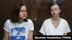 Russian playwright Svetlana Petriichuk (left) and director Yevgenia Berkovich appear at a Moscow court hearing last year.