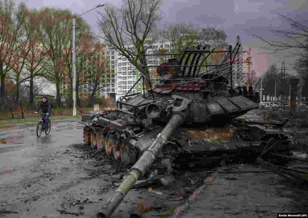 A destroyed Russian tank with the remnants of turret-cage armor in Chernihiv, Ukraine, in April 2022. A Russian tank commander told a journalist that the cages interfered with radio aerials needed for battlefield communications, and made getting in or out of the vehicles -- including in the event of a potential fire -- difficult. “We took them off and threw them away,” he said. 
