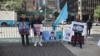 "Қазақстан оппозициясының үйлестіру кеңесінің" белсенділері Нью-Йорктегі БҰҰ штаб-пәтерінің жанында қарсылық акциясын өткізіп тұр. Сол жақтан екінші болып Барлық Меңдіғазиев тұр. 19 қыркүйек 2023 жыл.