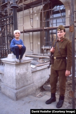 Esger 1990-njy ýylyň martynda, Buharestde çaganyň ýanynda dur. 1989-njy ýylyň rewolýusiýasyndan soň, bary-ýogy üç aý geçipdi.
