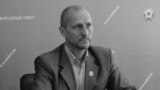 Олег Попов, 1972-2023.<br />
<br />
Попов родился в Луганской области Украины. Владел бизнесом по производству трикотажных изделий. Примкнув к поддерживаемым Россией сепаратистам, он стал де-факто депутатом &laquo;парламента&raquo; квазигосударственного образования на контролируемой сепаратистами территории Луганской области.<br />
<br />
В сентябре 2022 года в Сети появилась информация о его &laquo;смерти&raquo;. Это был фейк. Позже сепаратистские власти заявили, что намеренно распространили новость, чтобы раскрыть заговор с целью убийства. В декабре 2023 года Попов был <a href="https://d2ca7b6lg0ytj5.cloudfront.net/a/v-luganske-vzorvan-avtomobilj-deputata-lnr-olega-popova/32717923.html" target="_blank">убит </a>в Луганске. По <a href="https://www.pravda.com.ua/eng/news/2023/12/6/7431918/" target="_blank">сообщениям</a>, спрятанное в его машине взрывное устройство привела в действие группа украинских спецназовцев<br />
&nbsp;