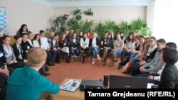 Discuţii în cadrul orei de film didactic la liceul "Mihai Eminescu" de la Străşeni