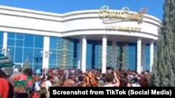 15 августа тысячи людей собрались возле торгового центра «Белент», чтобы сыграть в лотерею. Мары, август, 2022 г.