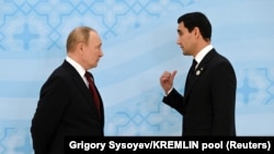 Türkmenistanyň prezidenti Serdar Berdimuhamedow rus kärdeşi Wladimir Putin bilen. Arhiw suraty. 