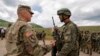 Kosovski general-pukovnik Baškim Jašari (desno) i američki general-major Džon Filips prilikom potpisivanja sporazuma CISMOA, Priština, 13. maja 2025.
