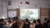 "Известия": в 75 регионах зарплаты учителей не превышают МРОТ