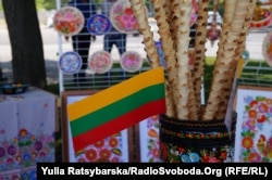Прапорець Литви на тлі петриківки