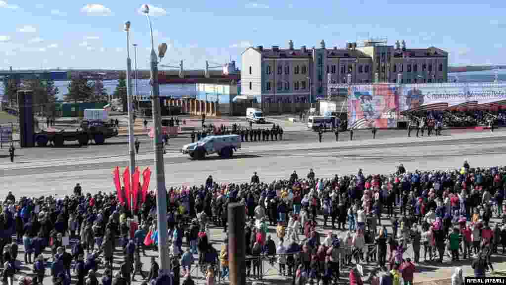 На параде Победы в Архангельске показали военную технику с символами Z и V, которые российская армия использует на технике, участвующей при вторжении в Украину 