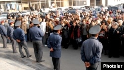 Հայաստան -- Նիկոլ Փաշինյանի աջակիցները բողոքի ակցիա են անցկացնում ՀՀ գլխավոր դատախազության առջեւ, Երեւան, 26-ը նոյեմբերի, 2010թ.