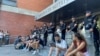 Собир на студентите пред влезот на Филозофскиот факултет кој го обезбедува полициски кордон. Нови Сад, 27 август 2025 година.