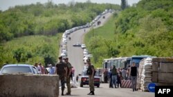 Автомобильная очередь на одном из блокпостов на Донбассе. Архивное фото