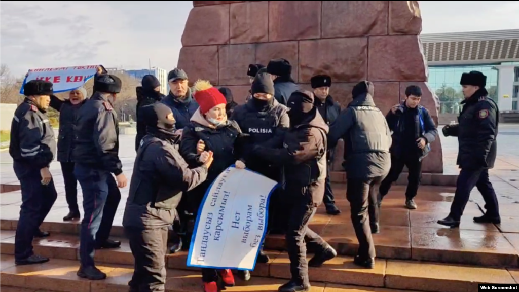 Ранее в тот же день полиция задержала несколько представительниц незарегистрированной Демократической партии Казахстана, собравшихся с плакатами утром у памятника Абаю с требованием остановить проведение досрочных президентских выборов. Активисток задержали спустя несколько минут после начала акции 