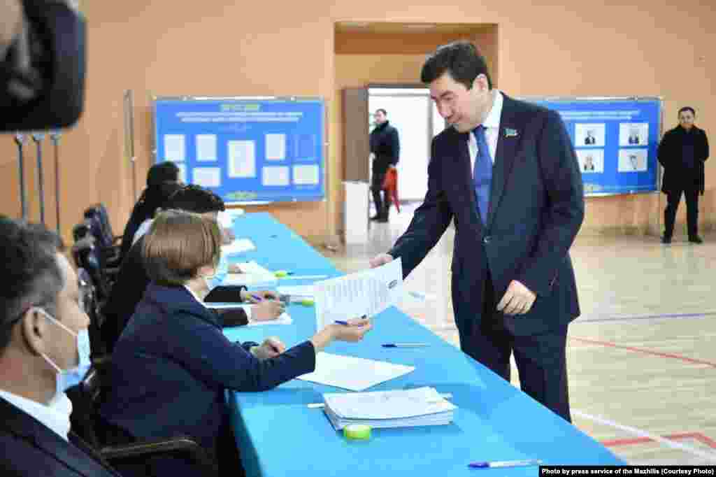 Токаев выступает кандидатом от «народной коалиции», которая состоит из трех присутствующих в парламенте партий и десятков малоизвестных общественных организаций. Предвыборный штаб Токаева возглавляет председатель мажилиса Ерлан Кошанов (на фото)