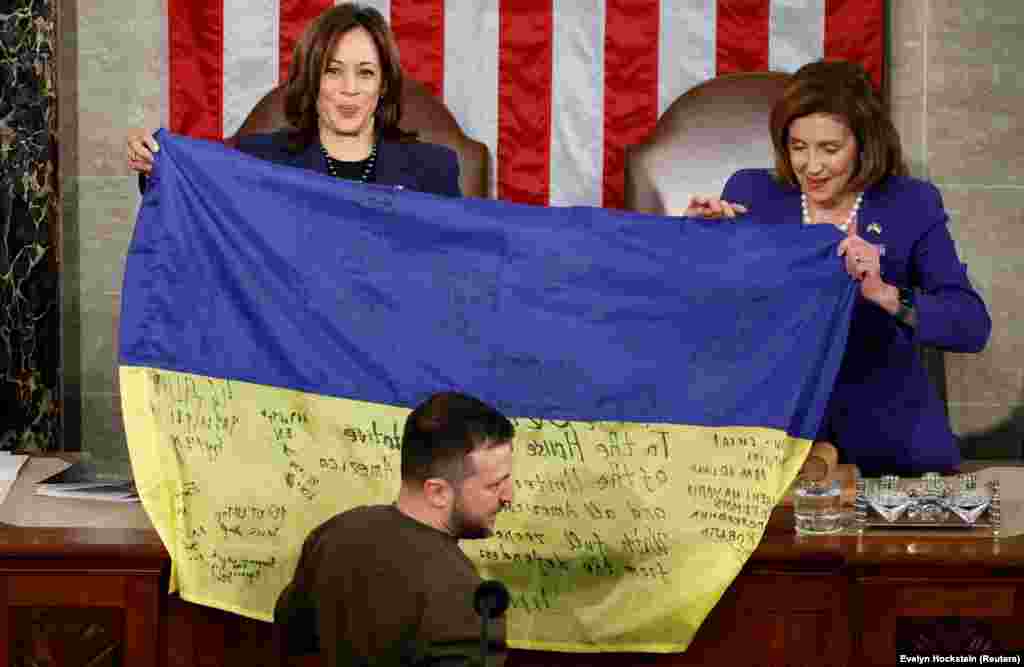 Harris (çepde) we ABŞ-nyň wekiller palatasynyň başlygy Nensi Pelosi Ukrainanyň prezidenti Wolodymyr Zelenskiniň Bahmutdan getiren Ukrainanyň baýdagyny saklaýarlar. Zelenskiý 2022-nji ýylyň 21-nji dekabrynda ABŞ-nyň Kongresiniň bilelikdäki mejlisinde çykyş etdi. «Bahmut durýar – diýip, Zelenskiý elçarpyşmalar astynda aýtdy. – Ukraina öz pozisiýasyny saklaýar we hiç haçan bermez.»