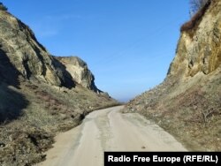 Većina deonica puta je asfaltirana, osim na pojedinim mestima.