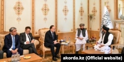 Gazagystanyň Prezidentiniň ýörite wekili Eržan Kazyhanow (ortada) we "Talybanyň" wekilleri 2021-nji ýylyň 17-nji oktýabrynda Kabulda geçirilen gepleşikleriň dowamynda