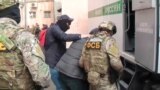Співробітники ФСБ проводять затримання підозрюваних за політичними статтями в Криму. Сімферополь, березень 2019 року