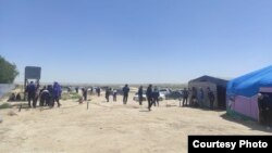 Работники предприятия «ТрубРемЦентр» на акции протеста. Мангистауская область, 23 мая 2022 года