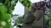 Memoriali Heroinat në qendër të Prishtinës kushtuar grave, të cilat gjatë luftës në Kosovë i kanë mbijetuar dhunës seksuale.