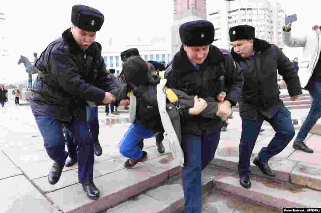 Активисты заявили, что их целью, в частности, было напомнить, что действующий в Казахстане политический режим, в том числе президент и кандидат в президенты Касым-Жомарт Токаев, несет ответственность за кровопролитие во время Январских событий в начале этого года. Сначала от участников акции требовали покинуть площадь, называя их собрание незаконным. Затем полиция приступила к задержаниям. Всего сообщалось о задержании 10 человек 