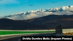 Prima porțiune a autostrăzii Sibiu-Pitești, între Sibiu și Boița, a fost deschisă în decembrie 2022. Are sub 15 km.