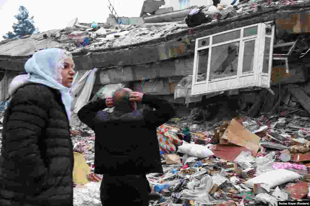 На фото – последствия разрушений в турецком городе Диярбакыр. Здесь во время землетрясения обрушилось восьмиэтажное здание
