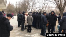Жаңаөзенде жұмыс талап етіп алаңға жиналғандар қала әкімдігі алдында тұр. Жаңаөзен, 5 ақпан 2022 жыл.