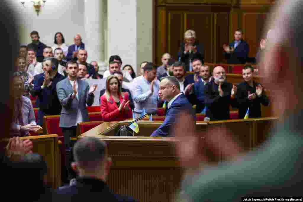 Дуда висловив переконання, що вільний світ сьогодні «має обличчя України», і подякував українцям, які захищають Європу «перед нашестям варварства і нового російського імперіалізму». «Я звертаюся до солдатів, які борються в ЗСУ, Нацгвардії, територіальній обороні, героїчних захисників Маріуполя і тих, які перебувають тепер у російській неволі і по всій лінії фронту дають запеклий опір загарбнику. Ви герої України, але ви також герої Польщі, Європи і всього світу. Прийміть нашу глибоку пошану», – сказав він