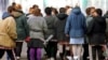Зьняволеныя жанчыны праходзяць строем у сталовую ў жылой зоне Гомельскай жаночай калоніі. Архіўнае фота