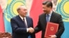 Президент Казахстана Нурсултан Назарбаев и глава Китая Си Цзиньпин на встрече в Пекине, 7 июня 2018 года. 