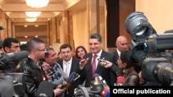 Тигран Саргсян отвечает на вопросы журналистов (архивная фотография)
