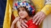 Дівчинка зі священиком УПЦ Київського патріархату під час відзначення Хрещення України-Руси. Київ, 28 липня 2017 року